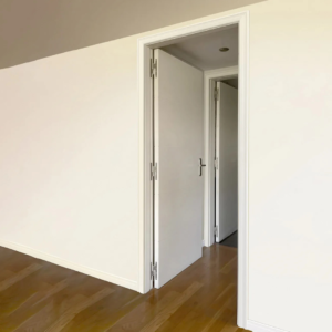 Contramarco Epsilon Line 15Mm X 50Mm X 2.44 M Blanco Mate colocado en puerta