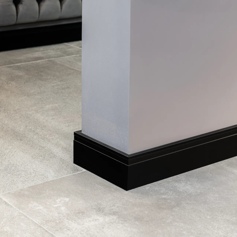 Zócalo Epsilon Extra Line 15Mm X 100Mm X 2.44 M Negro Mate colocado en habitacion