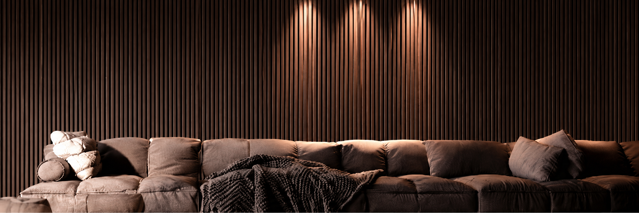 Living con paneles decorativos de pared símil madera
